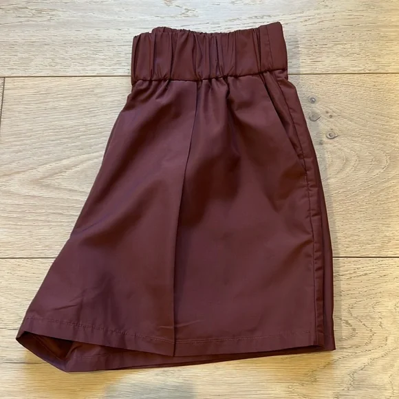 Express Stylist Super High Waisted Pleated Pull On Shorts in Size Medium - Picture 2 of 11